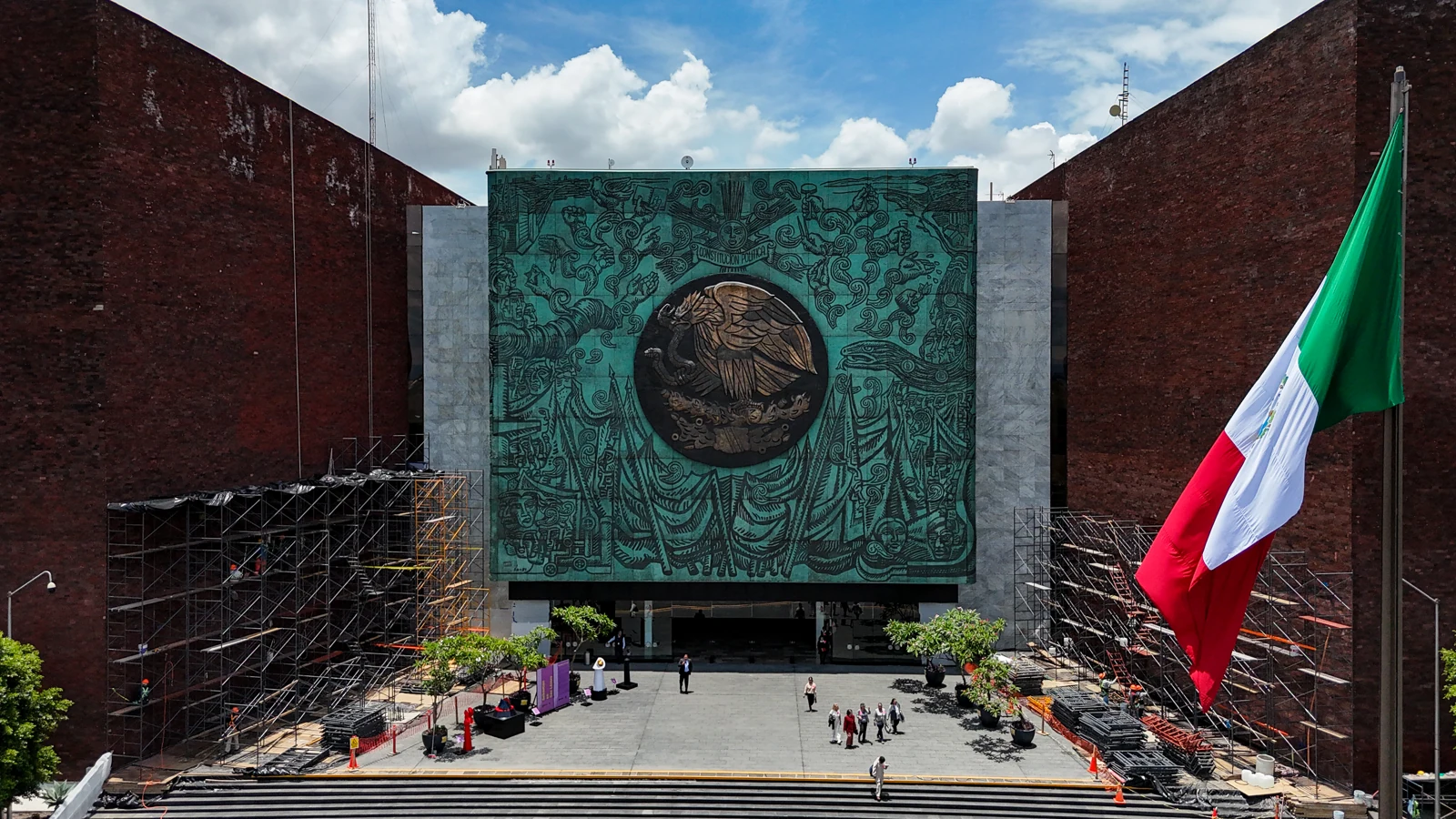 Fachada y explanada del Palacio Legislativo de San Lázaro.