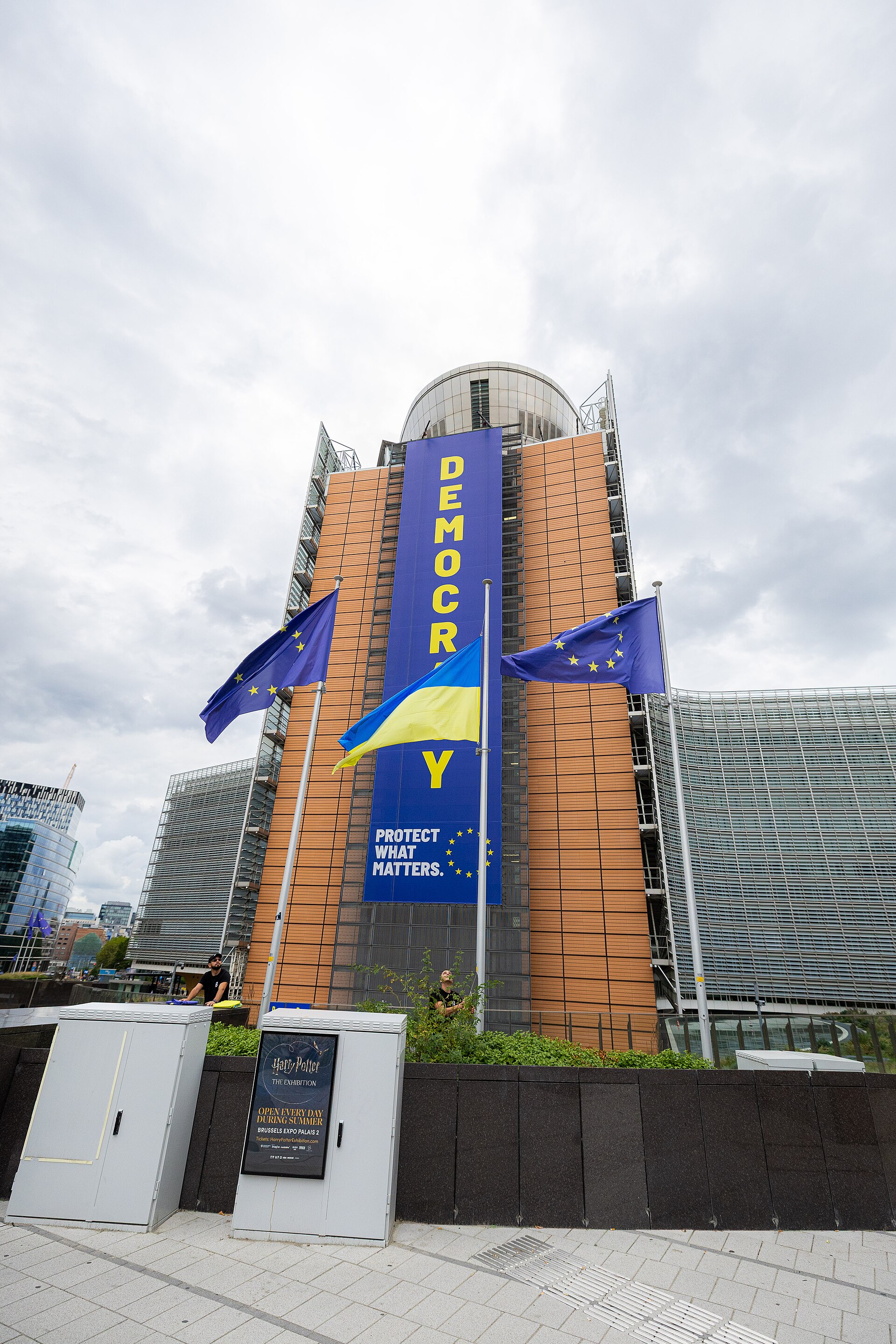Banderas de Ucrania y de la Unión Europea frente al edificio Berlaymont.