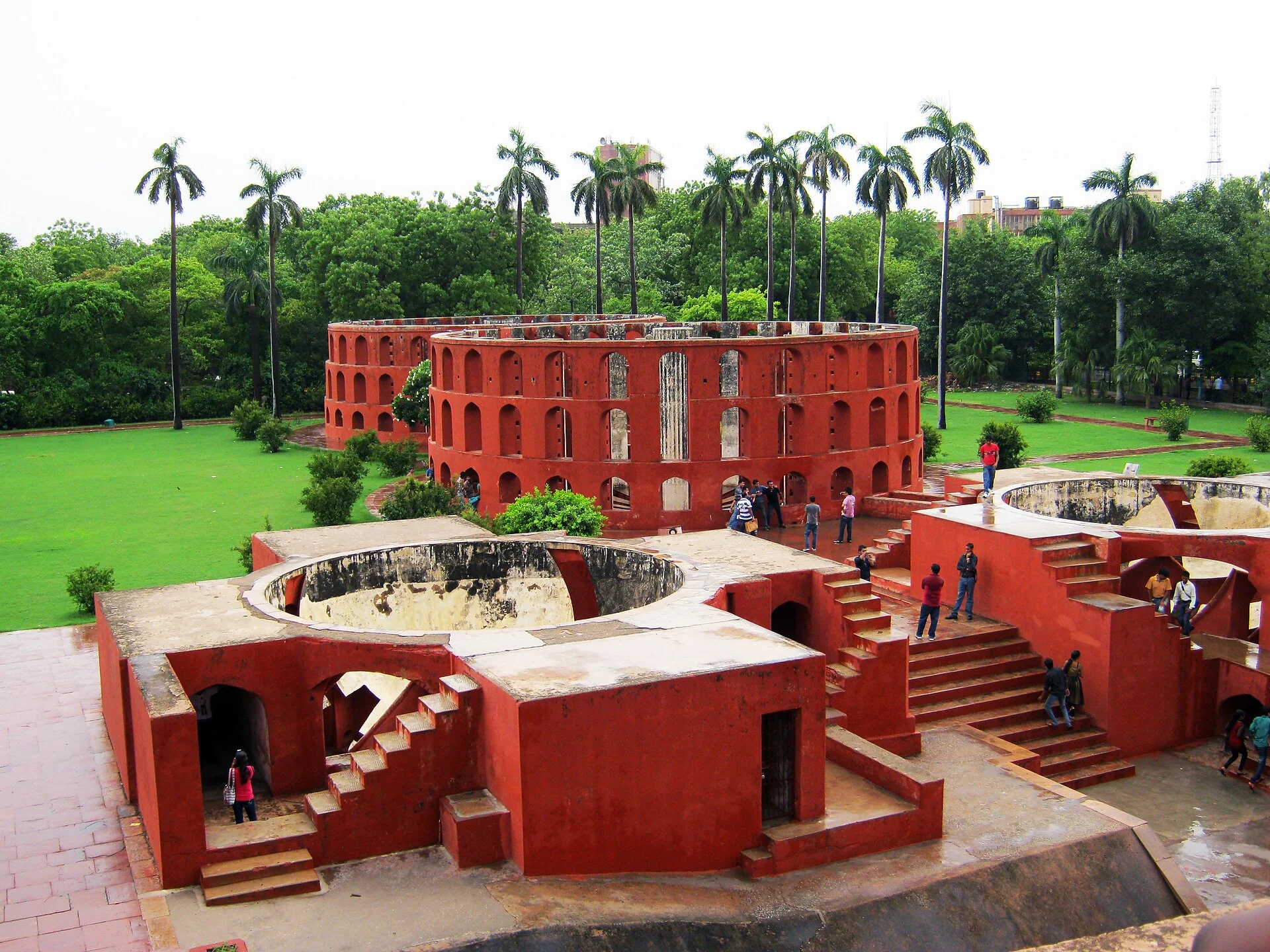 Construcciones del observatorio Jantar Mantar en Nueva Delhi.