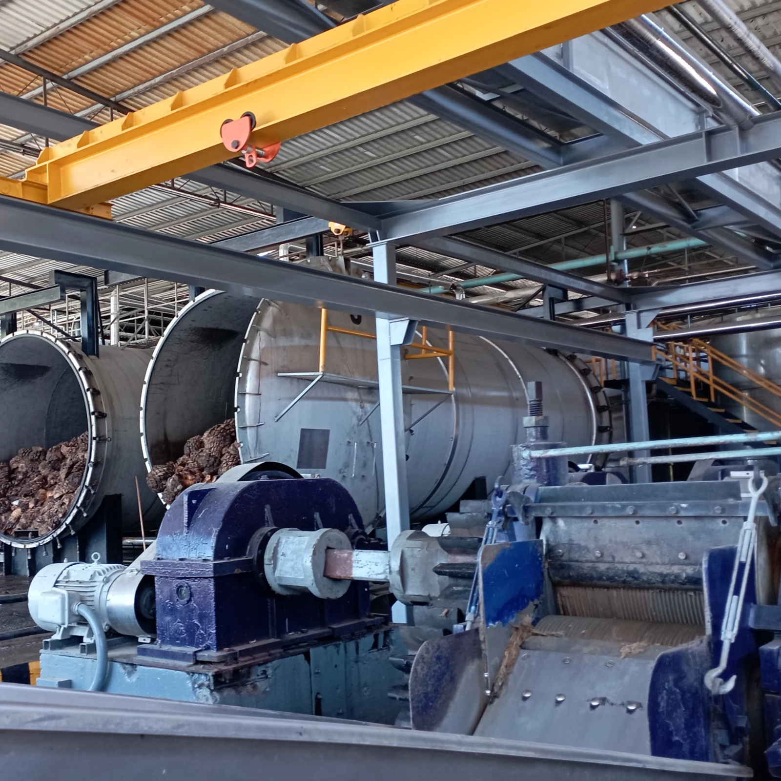 Instalaciones y maquinaria de producción de tequila en Jalisco.