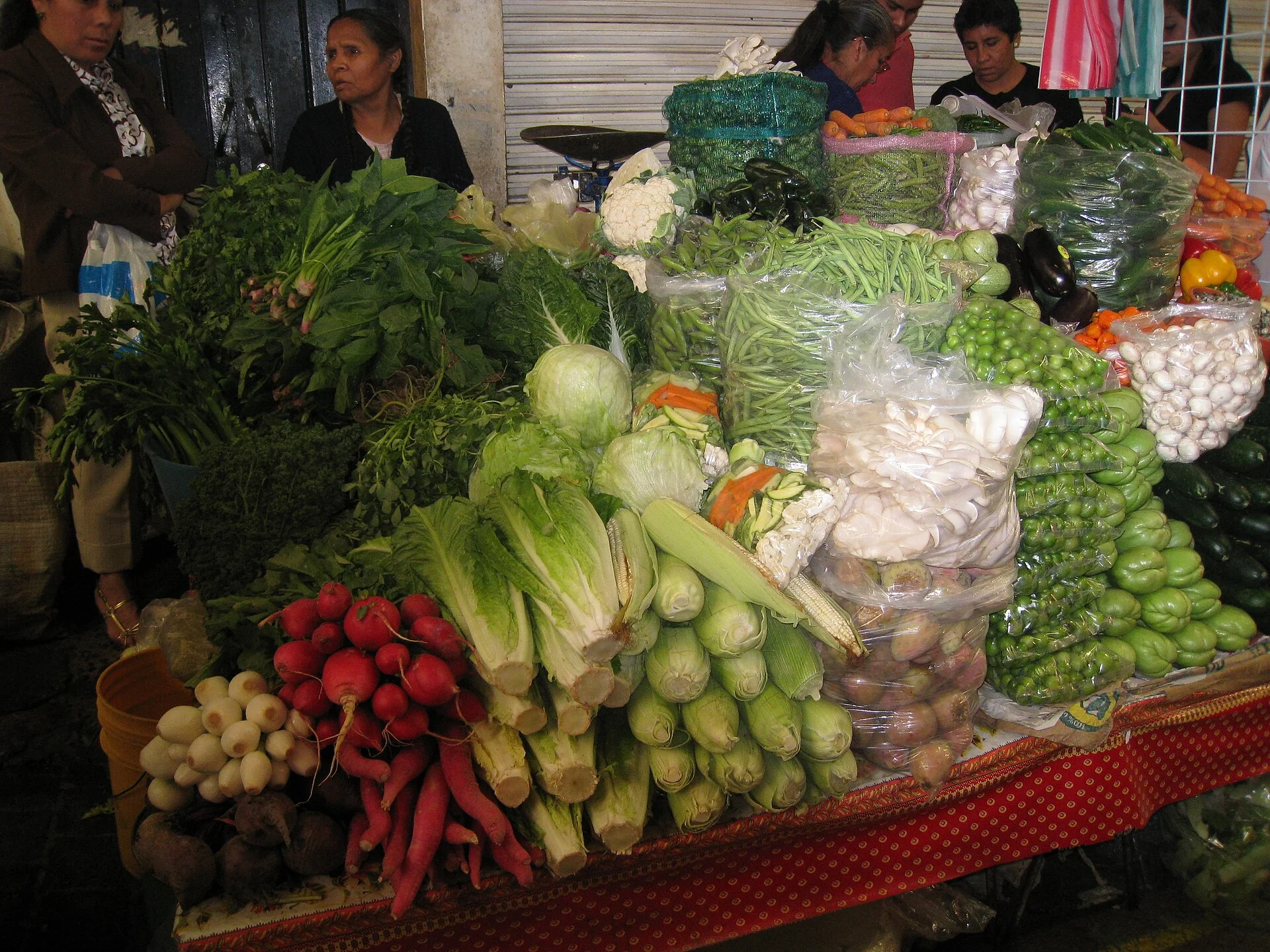 Puesto con verduras y productos frescos en un mercado mexicano.