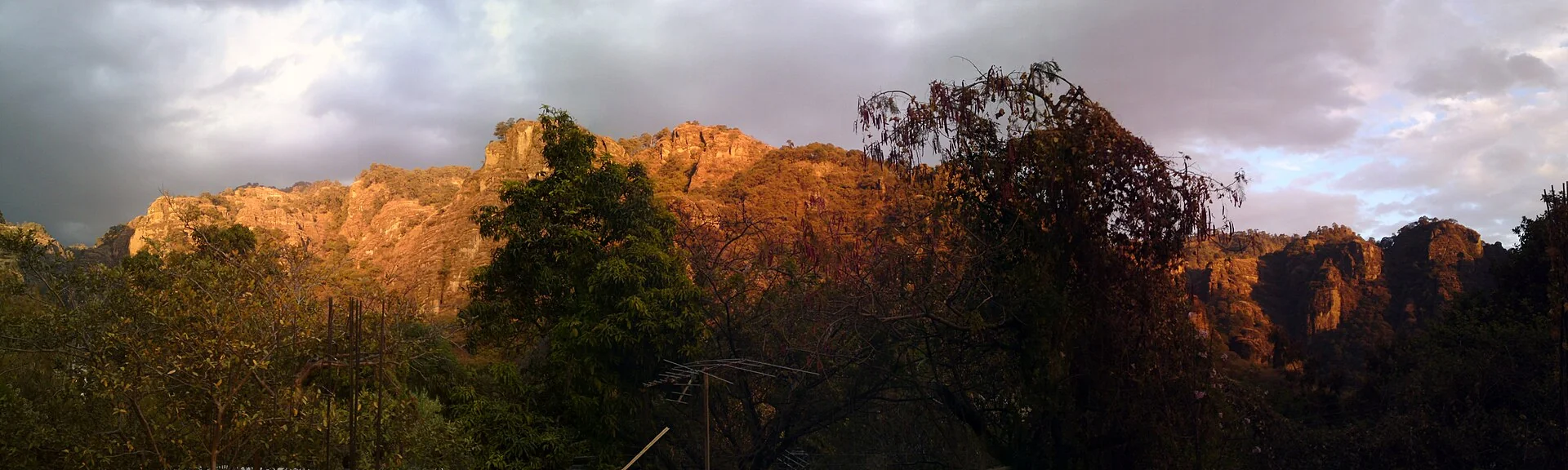 Montañas y vegetación de Amatlán de Quetzalcóatl, Morelos.