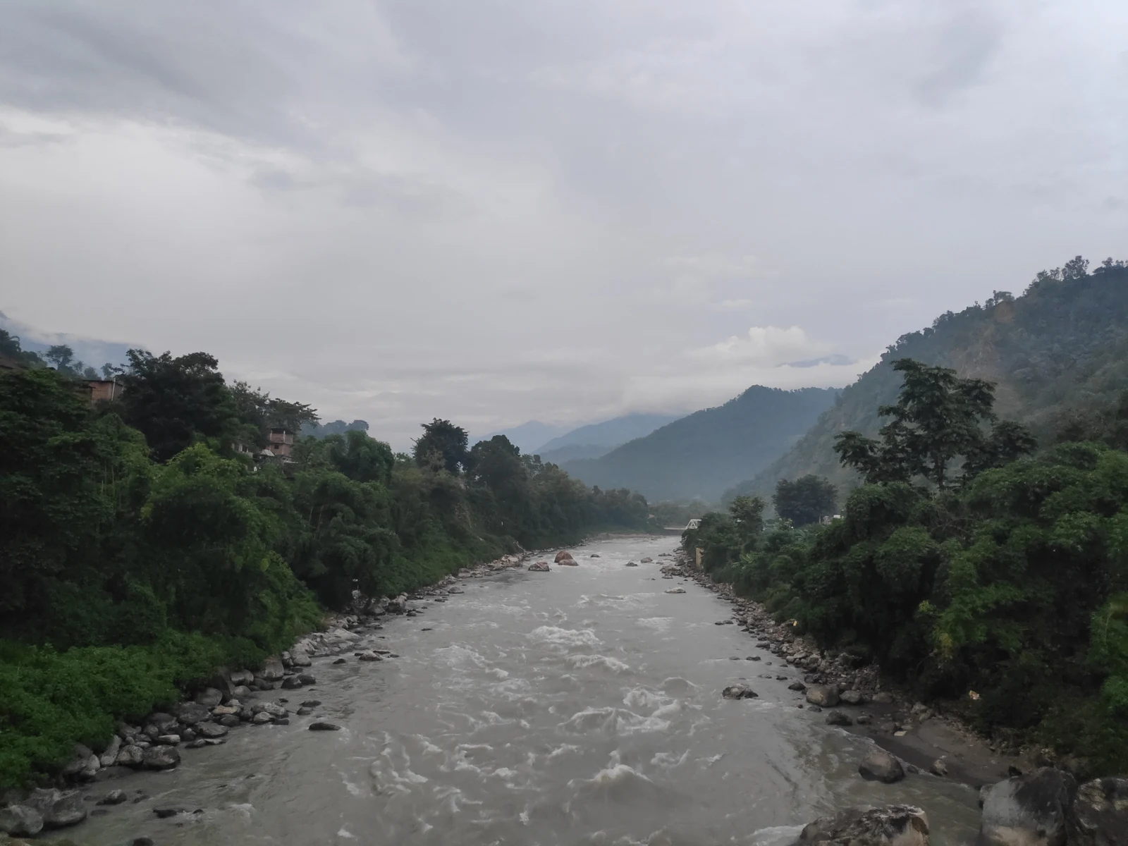 El río Budhi Gandaki entre laderas montañosas de Nepal.