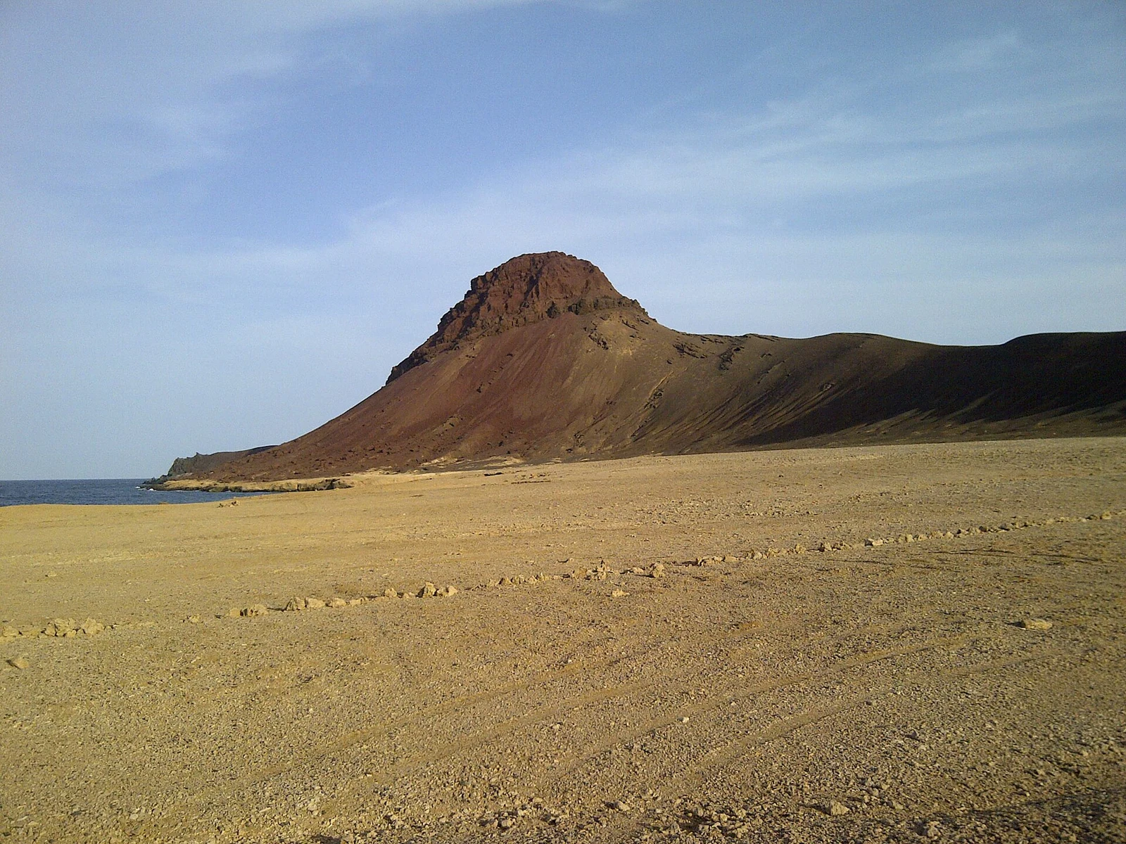 Costa árida de Obock, Yibuti, con una elevación junto al mar.