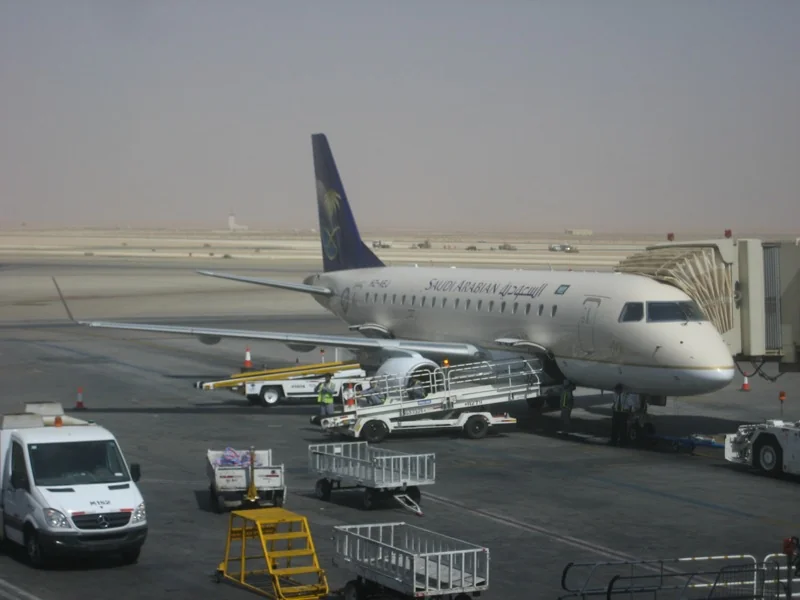 Avión estacionado en una plataforma del aeropuerto Rey Khalid, Riad.