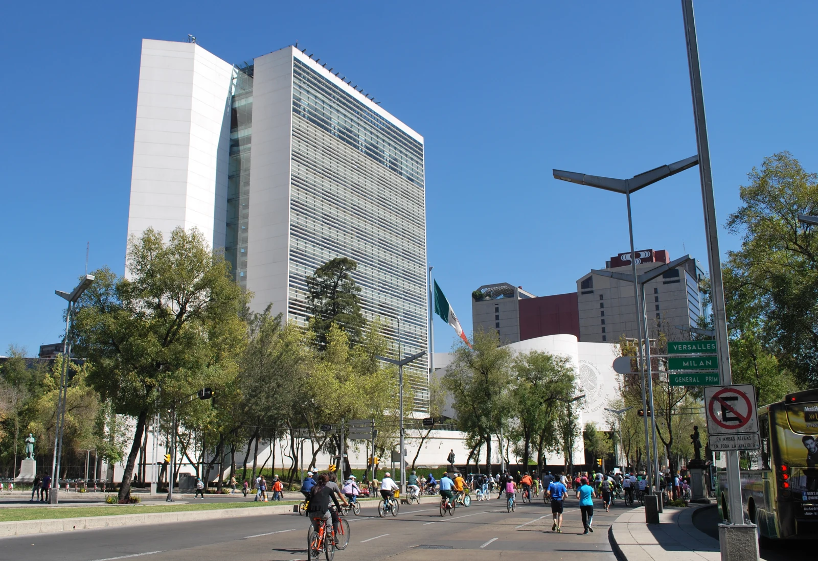 Edificio del Senado mexicano visto desde una avenida de Ciudad de México.