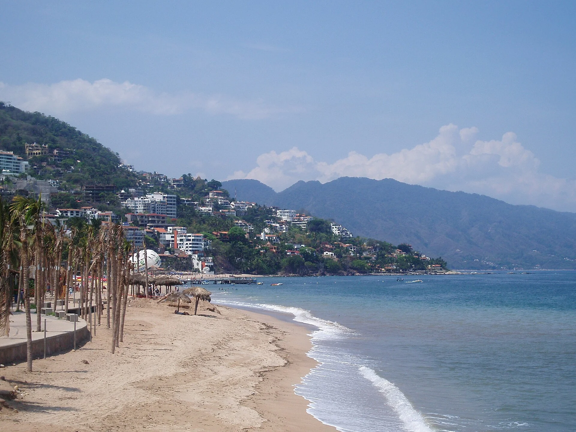 Costa y edificios frente al mar en Puerto Vallarta.