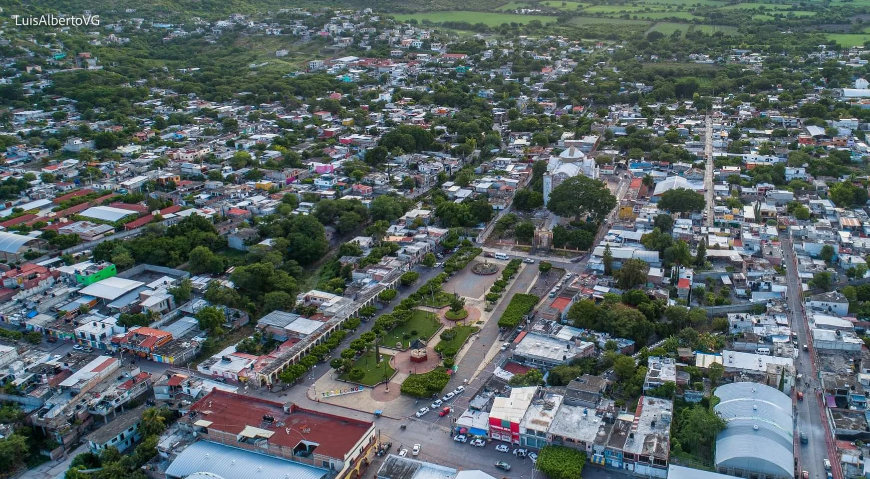 Vista aérea de las calles, edificios y vegetación de Tepalcingo.