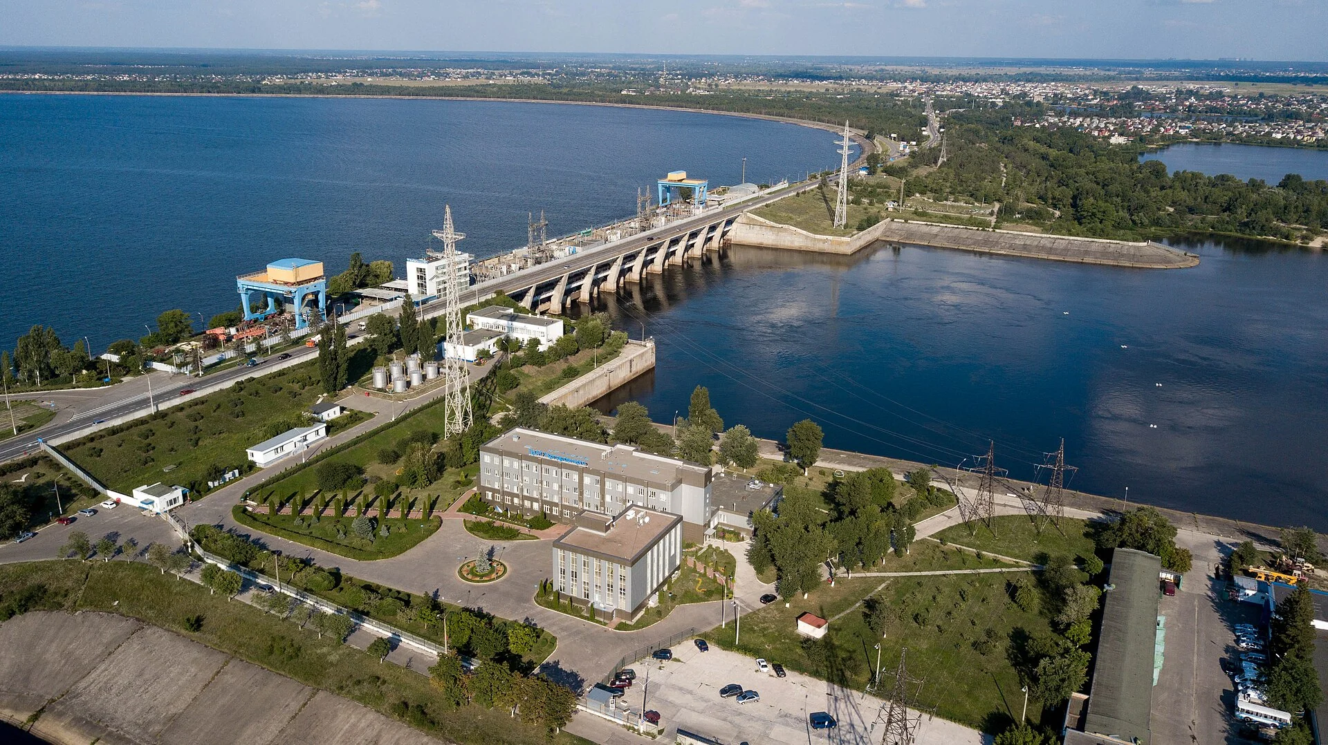 Vista aérea de la central hidroeléctrica de Kyiv y sus instalaciones.